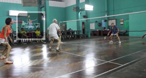 Thoát vị đĩa đệm có chơi cầu lông được không? Nên thay bằng bộ môn gì?