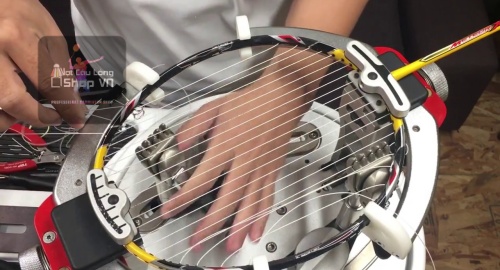 Căng vợt ảnh hưởng gì? Giá căng vợt cầu lông tốt nhất là bao nhiêu?